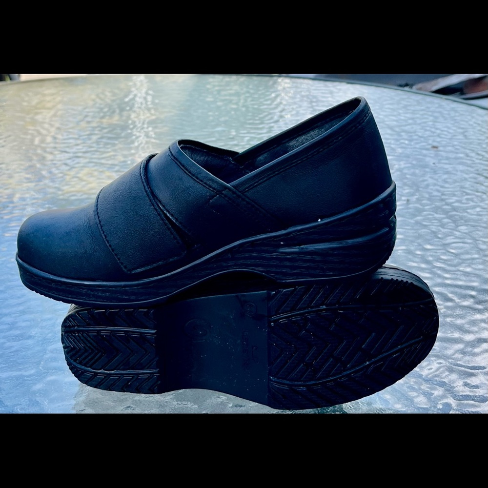 Ohmm slip resistant shoes